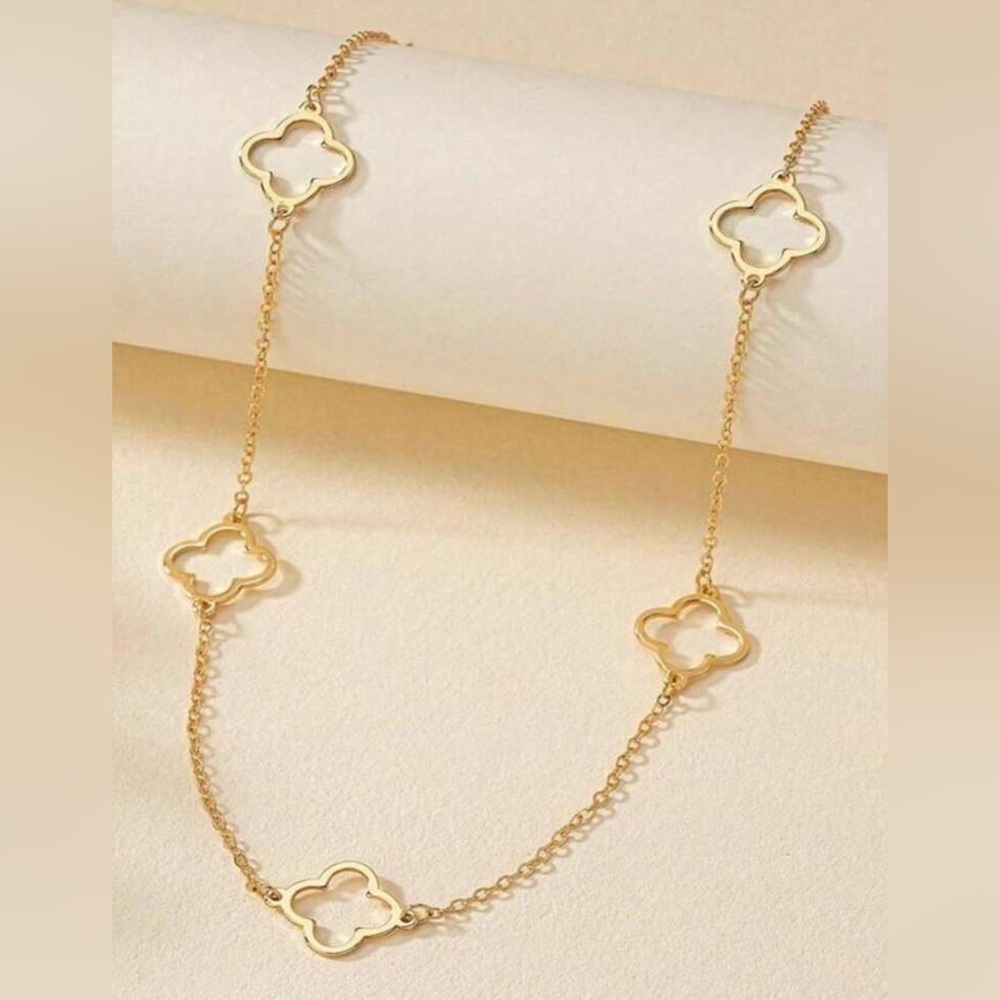 Hollow clover mid lenght Necklace in Gold Stainless steel - Picture 2 of 4